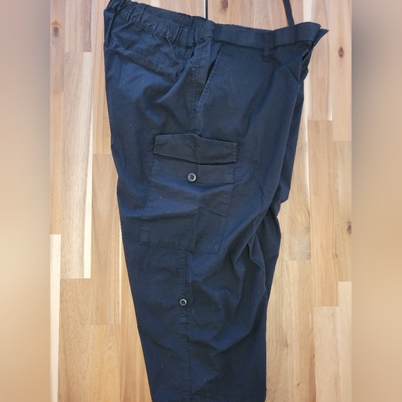 Uniqlo -  Black Cropped Cargo Pants (Large) - Picture 4 of 5